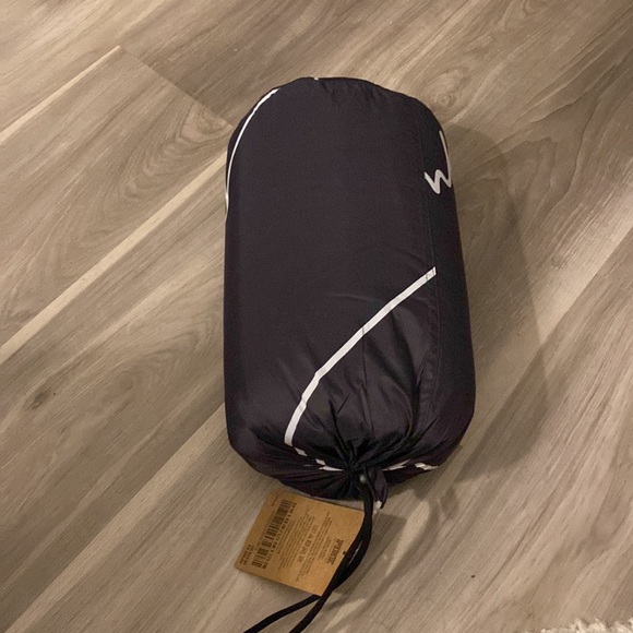 Gift idea 🎁! Pink packable blanket NWT - Picture 5 of 5